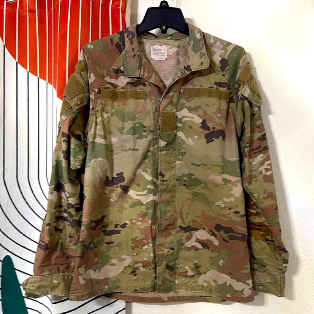 Military camo jacket long sleeve shirt - size small